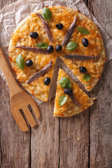 Fototapete Pizzeria Pizzastücke mit Sardellen und Zwiebeln  © FomaA