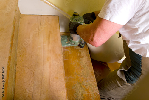 Holzreppe abschleifen