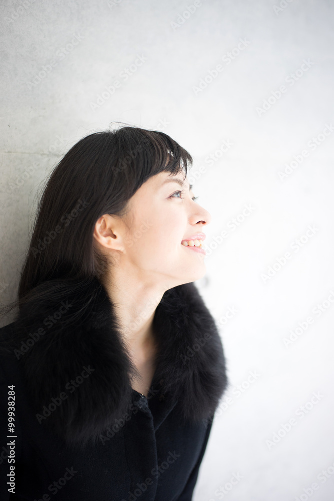 コートを着た女性 コートを着た女性
