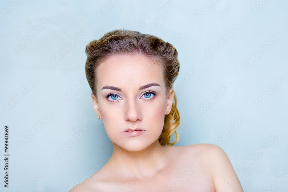 Naklejka premium Beauty shooting of the girl on a blue background