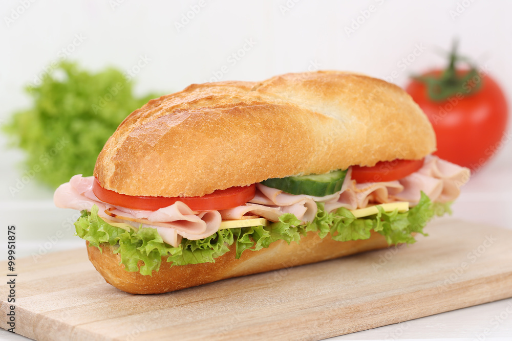 Sandwich Baguette zum Frühstück belegt mit Schinken Sandwich Baguette zum Frühstück belegt mit Schinken