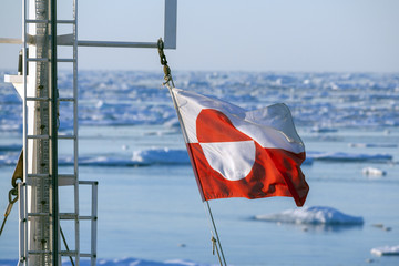Papier peint photo Arctique Drapeau du Groenland sur mât  © mrallen