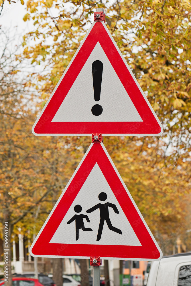 Verkehrsschild - Gefahrenzeichen - Gefahrenstelle und Kinder Verkehrsschild - Gefahrenzeichen - Gefahrenstelle und Kinder