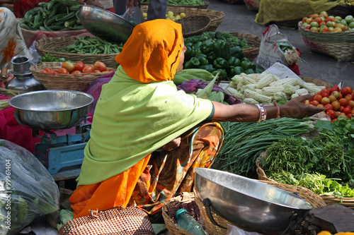 Inde, vendeuse sur le marché aux légumes à Udaipur, Rajasthan photo