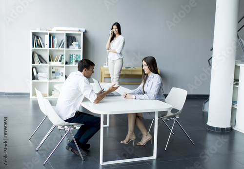 Teamwork in the office © BGStock72