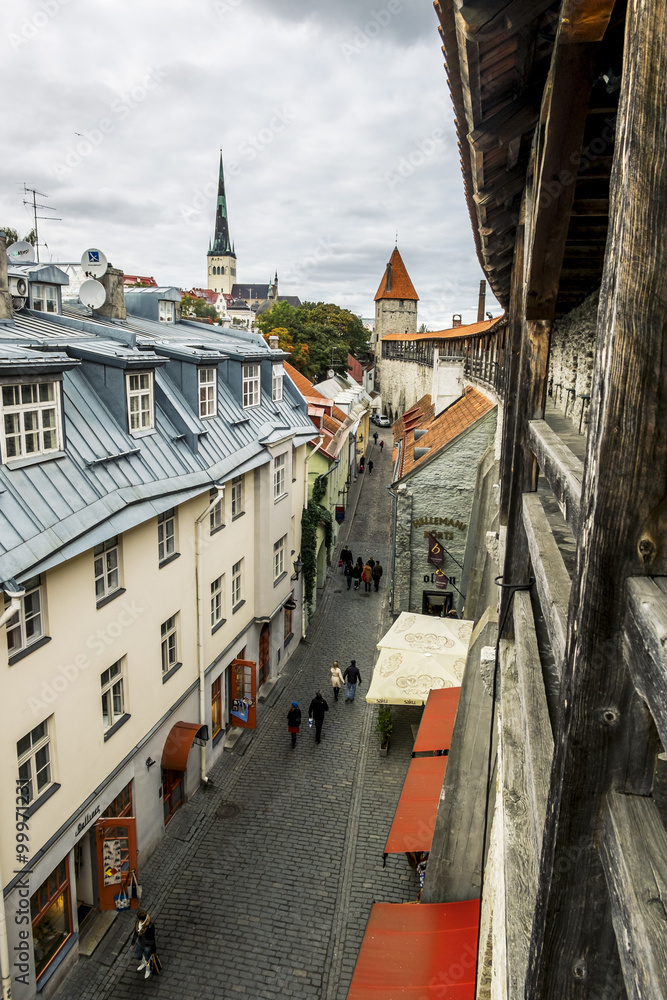 Obraz premium View of St. Olaf Cathedral and the streets of old Tallinn city