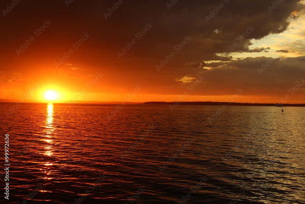 Sonnenuntergang auf Stradbroke Island, Australien, aufgenommen vom Fährterminal im November 2015.