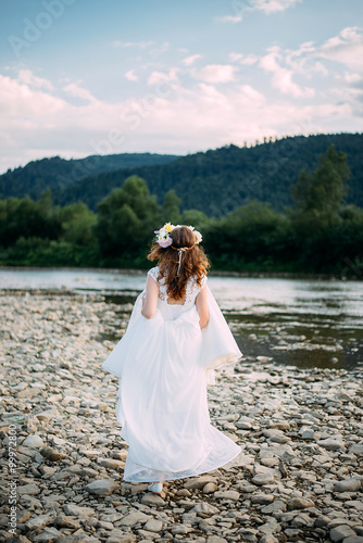 Obraz na płótnie Bride in wedding dress at the beach w salonie