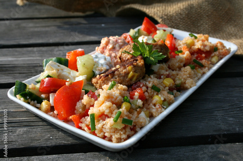 organisch lifestyle quinoa hirse gericht bratlinge salat glutenfrei shabby chic urban modern