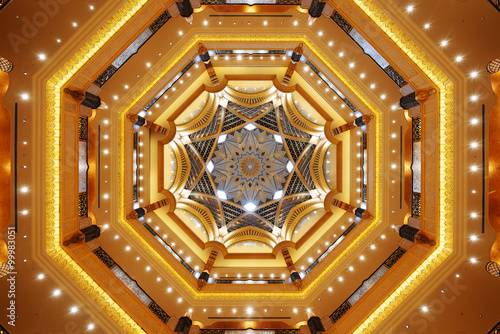 Fotografie Beautiful ceiling of Emirates Palace in Abu Dhabi