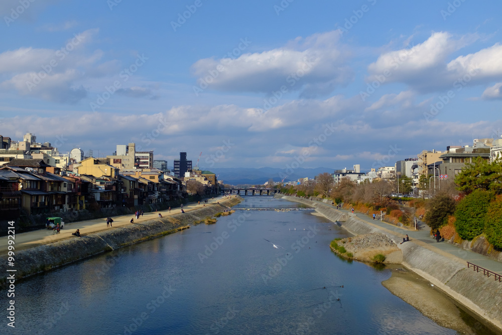 京都四条大橋からの鴨川の眺め