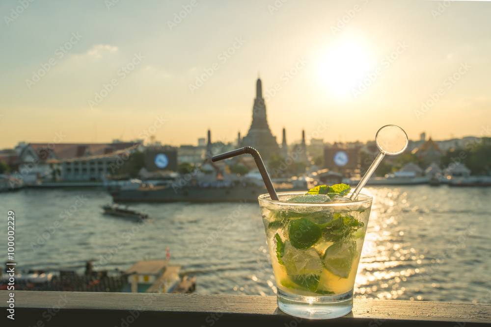 Ταπετσαρία Mojito cocktail on table in rooftop bar with famous place backgr