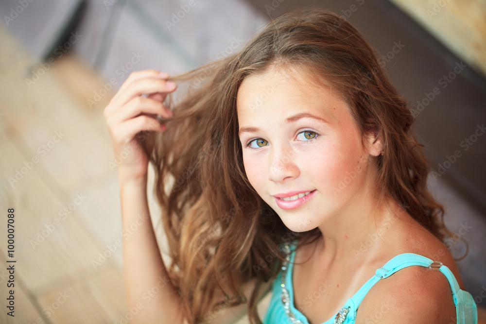 Obraz premium young girl on green grass 
