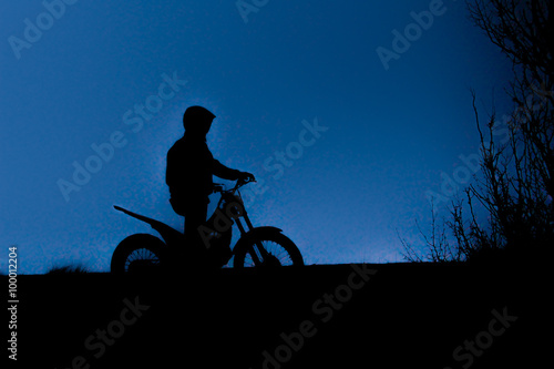 man in motorbike blue sky-motociclista cielo blu