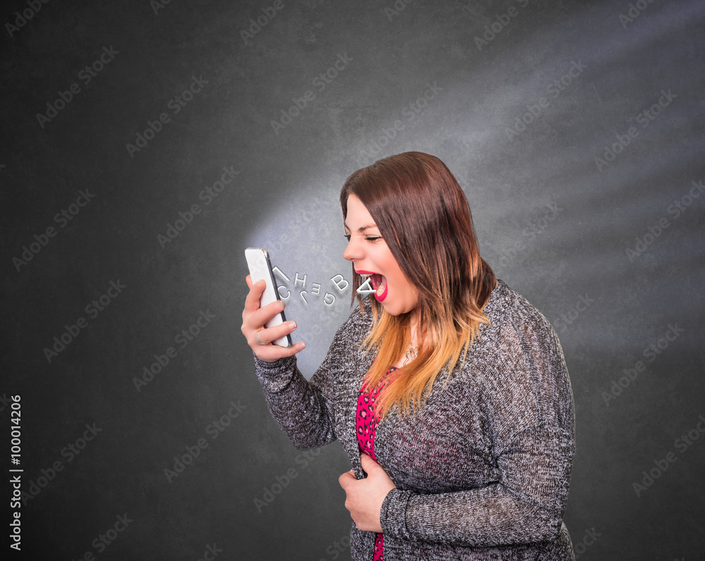 Junge Frau schreit am Handy Junge Frau schreit am Handy