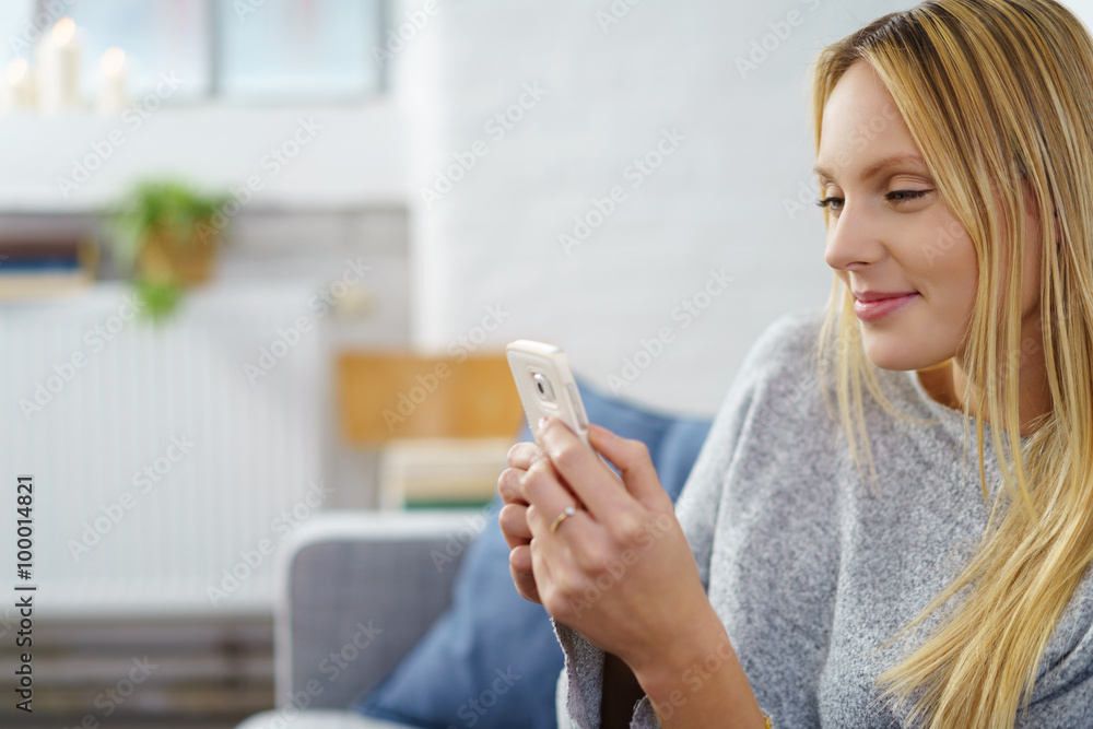 frau liest eine sms auf ihrem smartphone frau liest eine sms auf ihrem smartphone