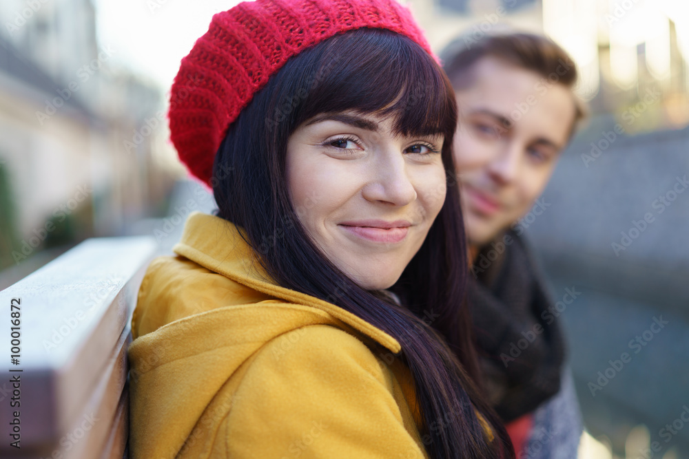 portrait einer jungen frau mit ihrem freund in der stadt portrait einer jungen frau mit ihrem freund in der stadt