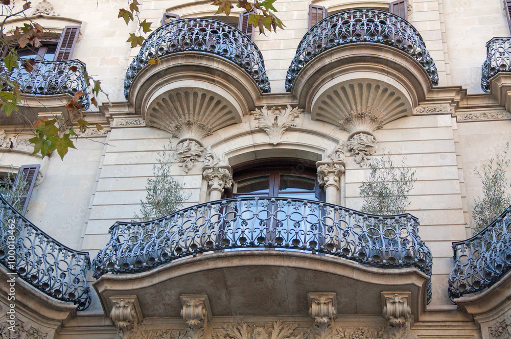 Balcons sur façade d'immeuble, Barcelone, Catalogne, Espagne