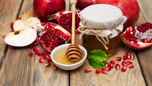 Honey with pomegranate and apples