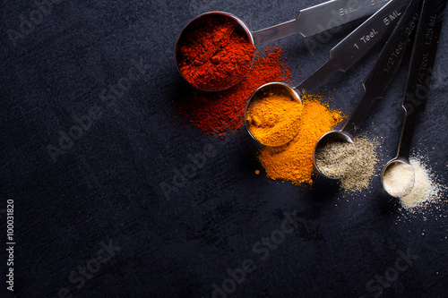 Obraz na płótnie Spices in stainless steel measuring spoons with copy space. w salonie