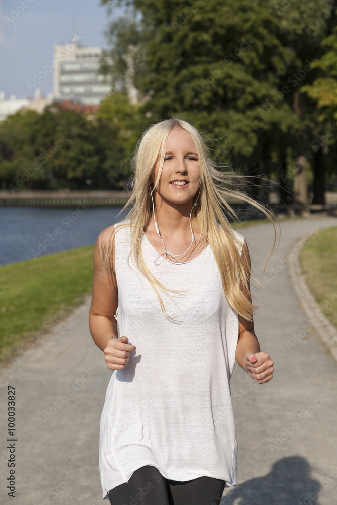 Junge blonde Frau beim Joggen Junge blonde Frau beim Joggen