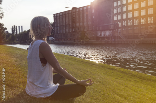 Photography Frau macht Yoga im Sonnenlicht