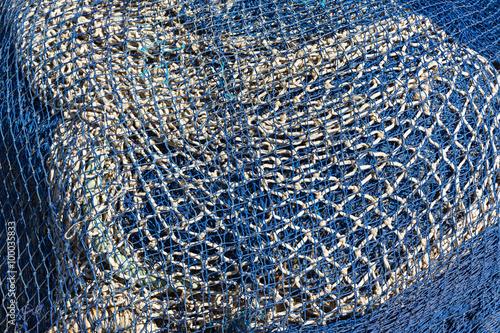 Redes de pesca en blanco y en azul.