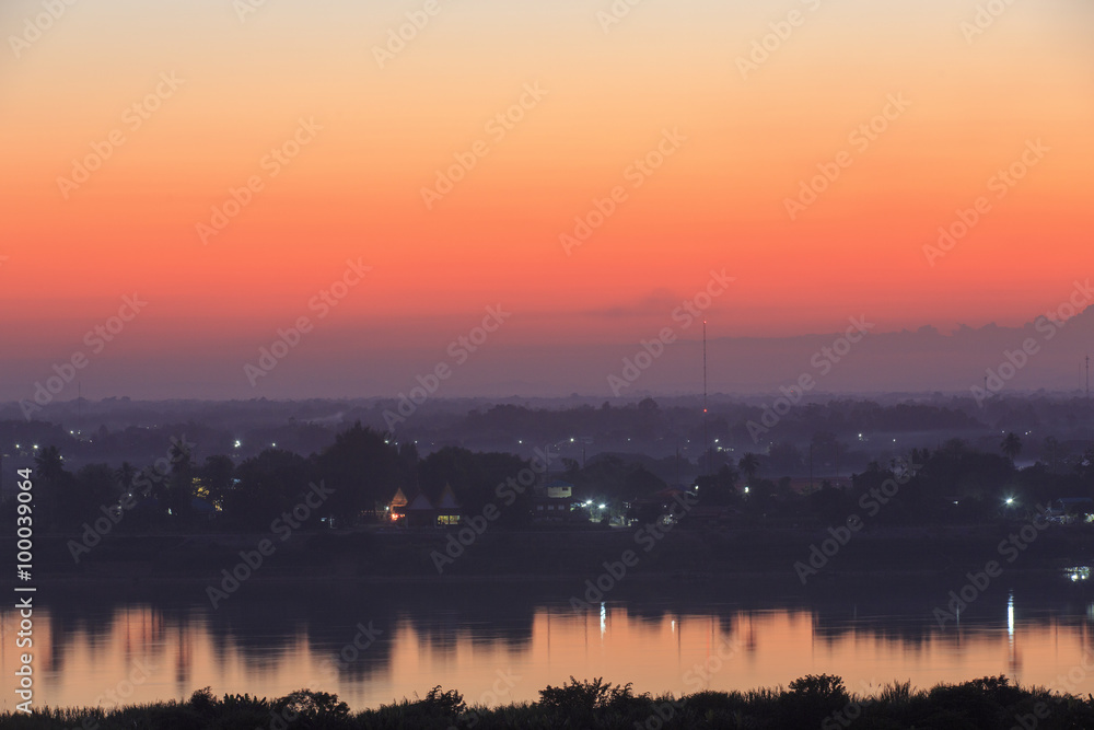 ラオスのビエンチャンから見た夕方のメコン川