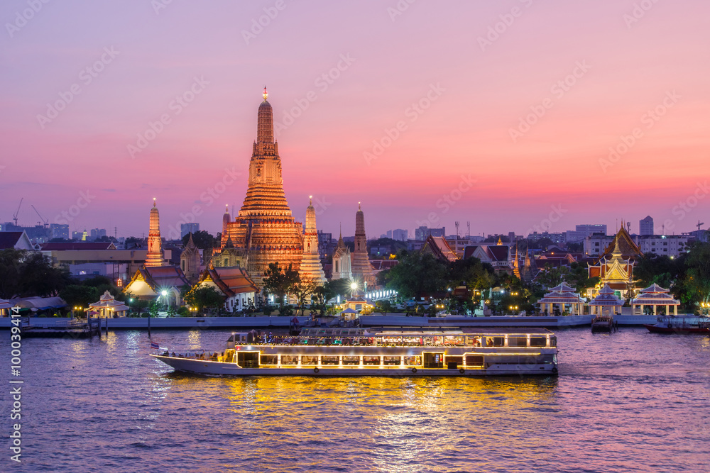 Fototapeta premium Wat Arun i statek wycieczkowy w nocy, Bangkok, Tajlandia