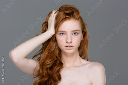 Photo Beauty portrait of tender woman with beautiful long red hair