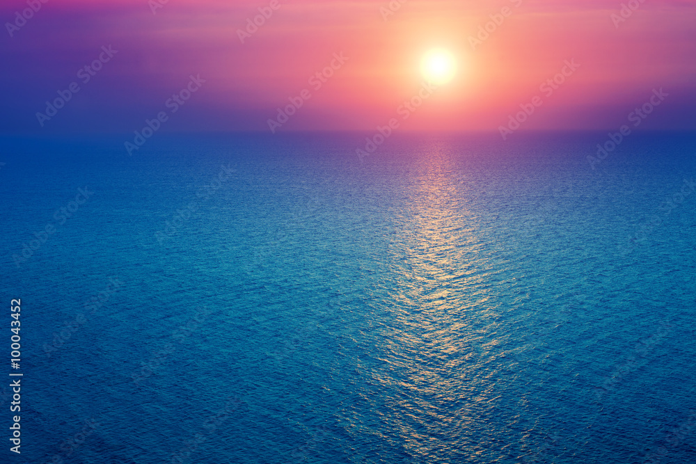 Naklejka premium Sunrise over sea