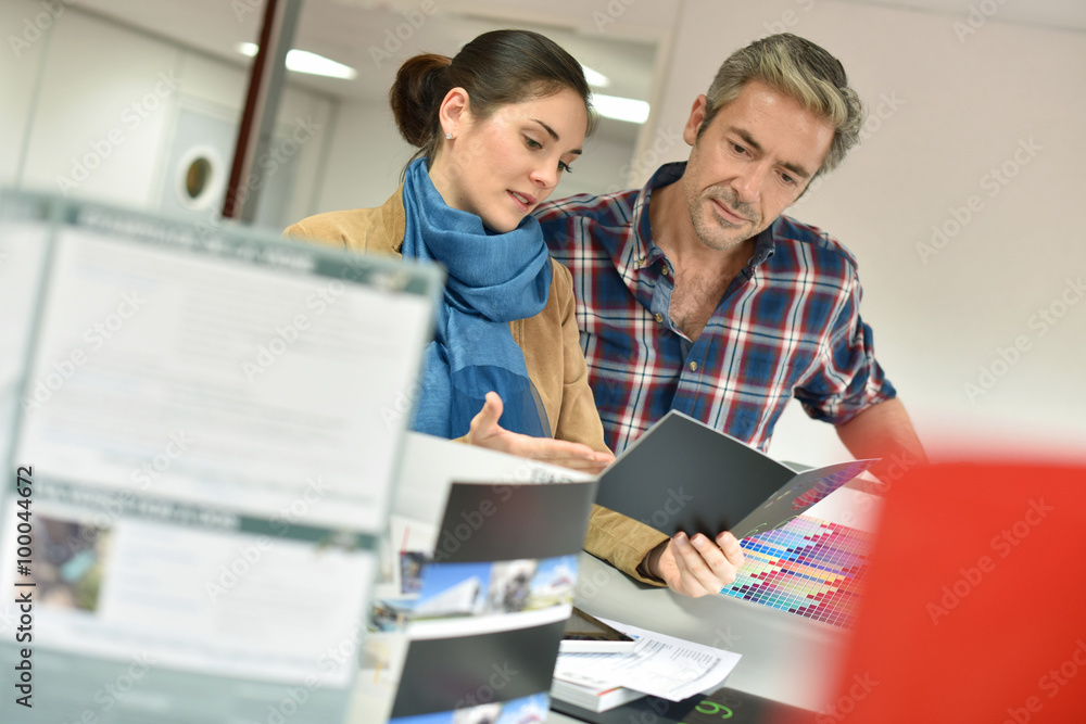 Obraz premium Client in printshop controlling work before final printing