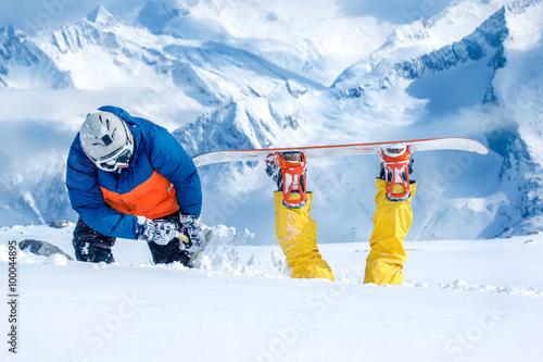Papier peint Backcountry snowboarder digging out his friend