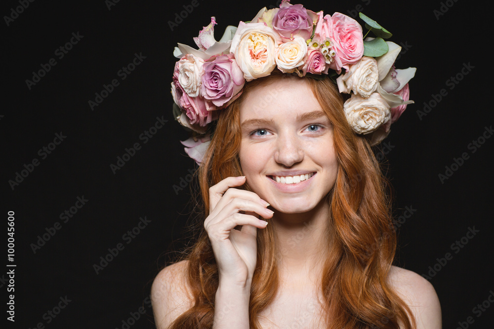Naklejka premium Smiling redhead woman with wreath from flowers on head