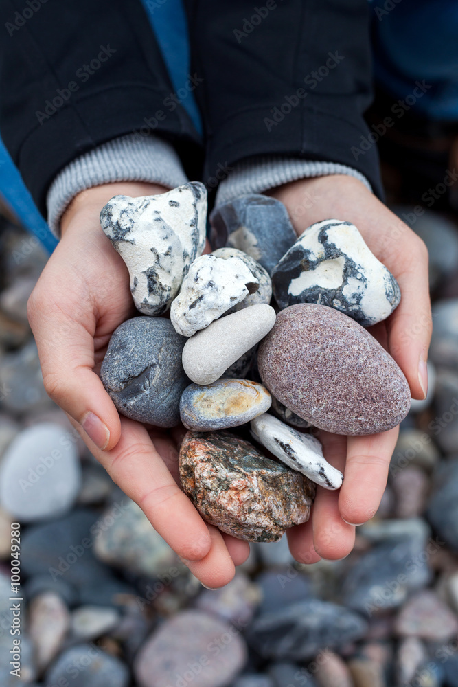 Steine sammeln StockFoto Adobe Stock