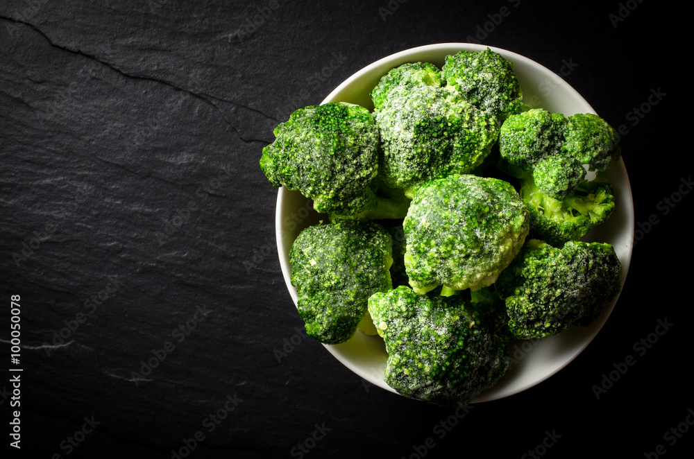 Fotografie Frozen broccoli in white bowl