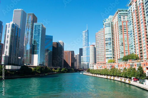 Panoramica di Chicago, canale, crociera sul fiume, grattacieli, ponti mobili © Naeblys