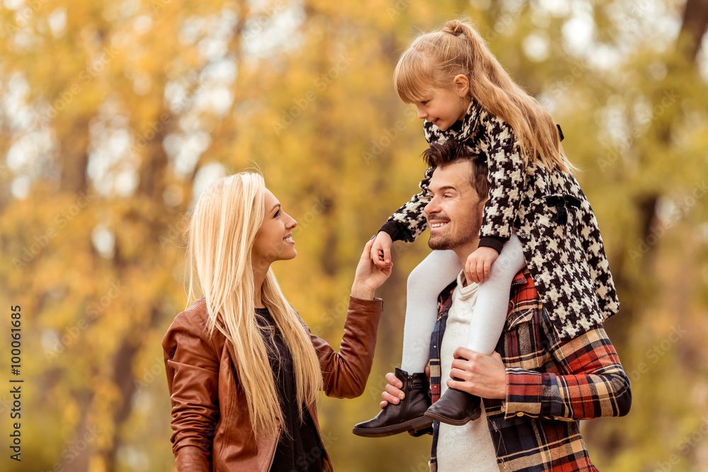 Naklejka premium Family walk autumn