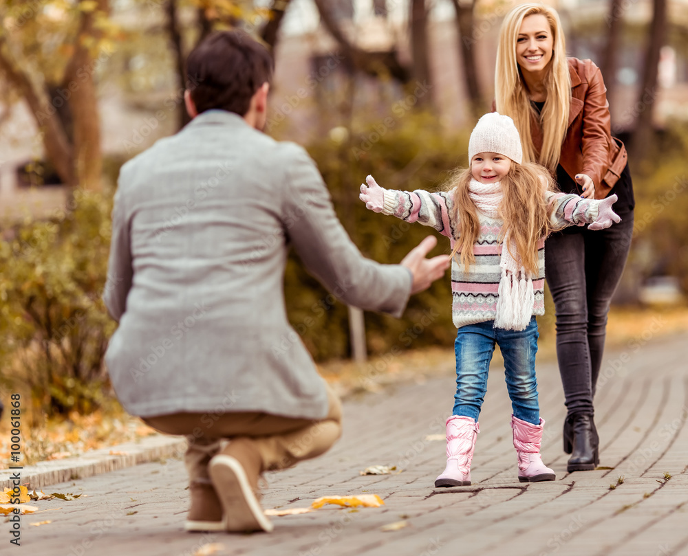 Fototapeta premium Family walk autumn