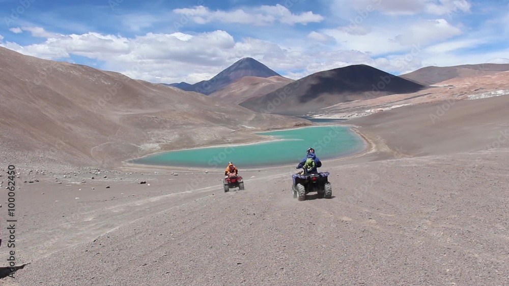 Cuatrimotor en la Cordillera de los Andes Cuatrimotor en la Cordillera de los Andes