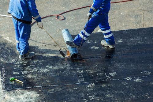 Foto Professional installation of waterproofing on the concrete foundation