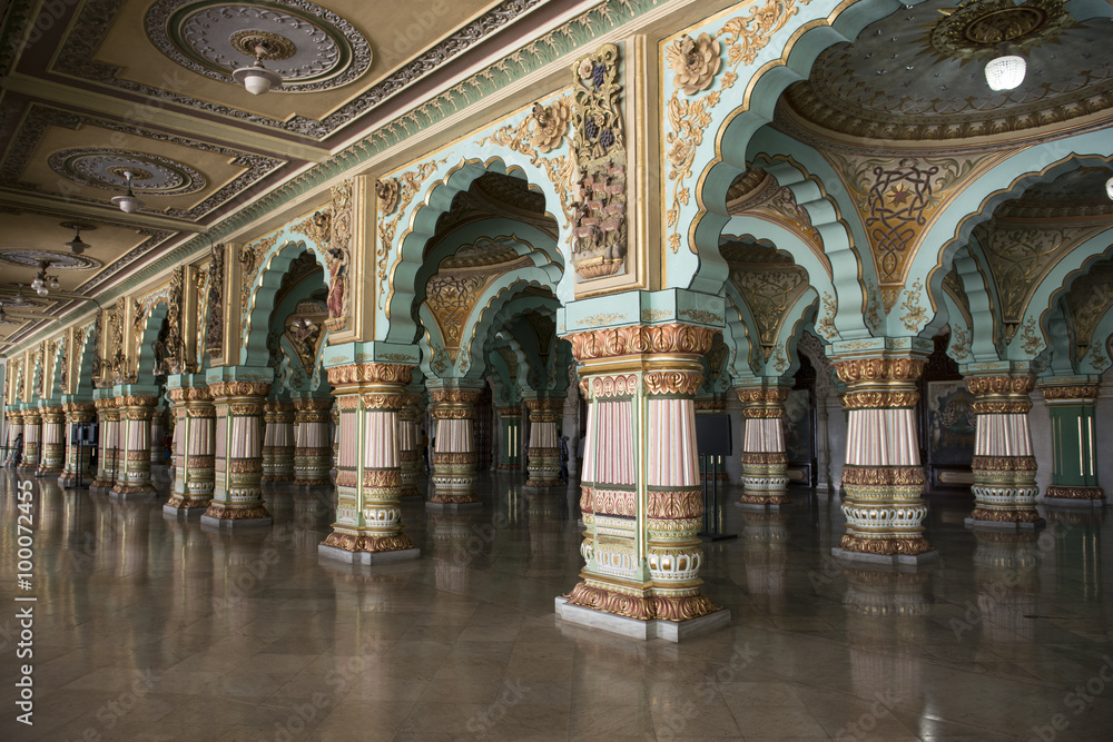 interior del Palacio Real de Mysore, India. Pasillo lateral. 
