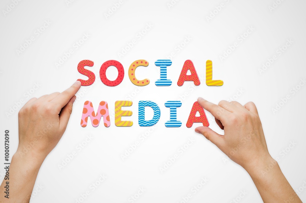 Fototapeta premium Hands put the words Social Media with magnetic letters