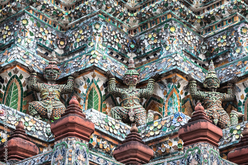 Demon Guardian statues decorating the Buddhist temple Wat Arun i
