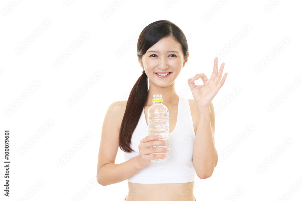 お水を飲む女性