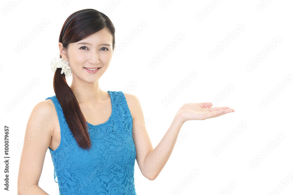 案内する笑顔の女性 案内する笑顔の女性