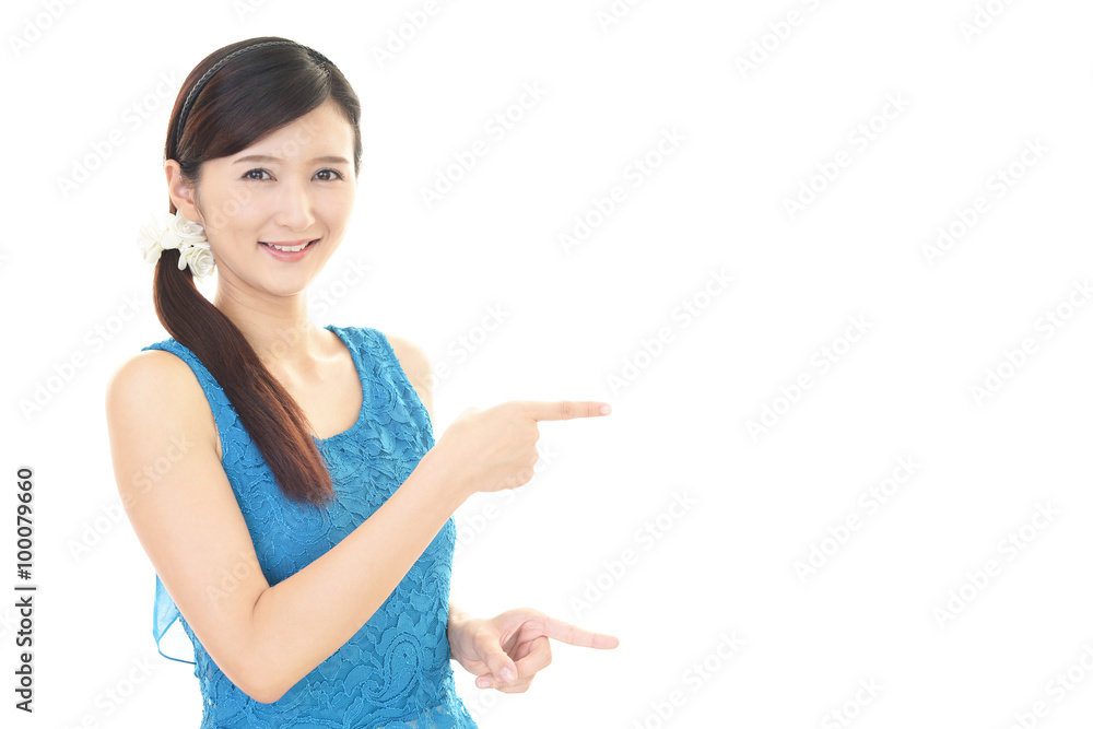 指示する笑顔の女性 指示する笑顔の女性