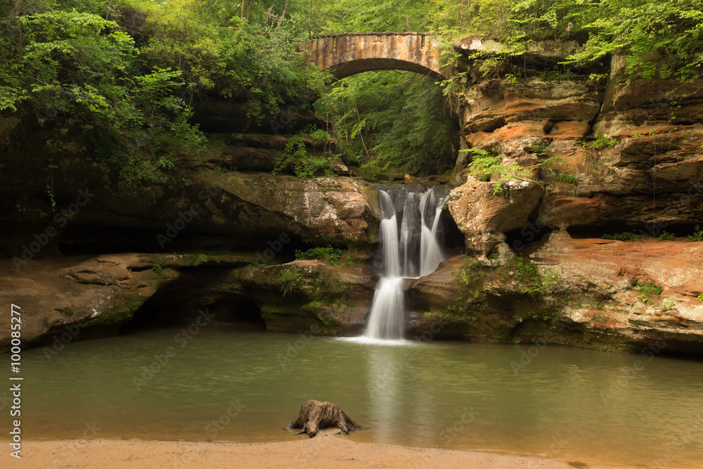Fototapeta premium Upper Falls w Old Man's Cave, Hocking Hills State Park, Ohio.