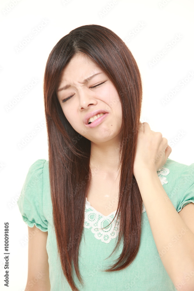 肩凝りに苦しむ女性