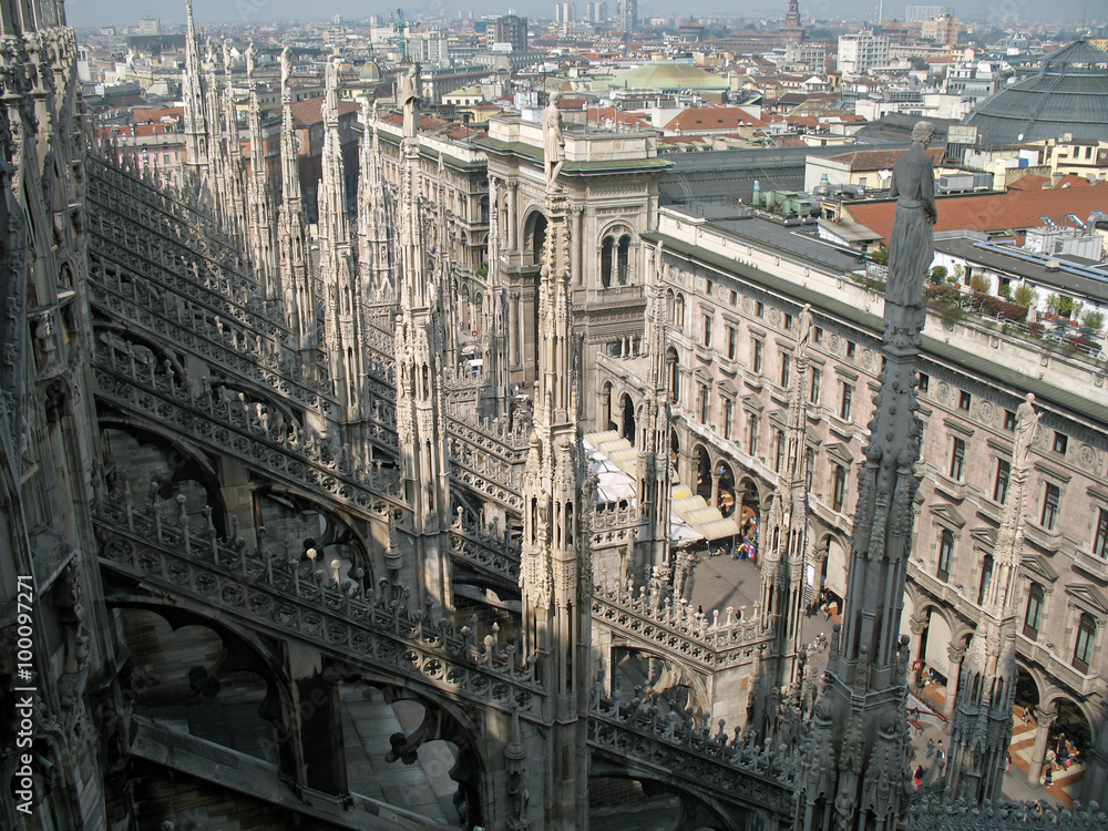 Milan, le décor gothique foisonnant des toits de la cathédrale, Italie